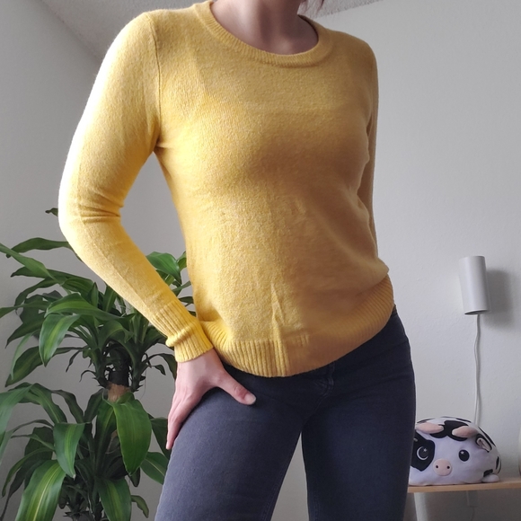 Yellow Sweater - Picture 4 of 4